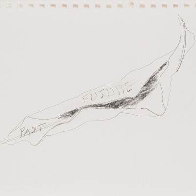 Simone Forti, „Przeszłość Przyszłość / Past Future”, 2013 ołówek, papier, z kolekcji Muzeum Sztuki w Łodzi: Rysunek przedstawia zagięty papier z napisami 