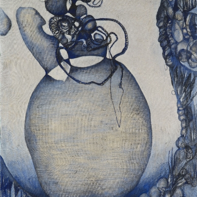 Erna Rosenstein, Pecznieje, 1966, kolekcja Muzeum Sztuki w Łodzi: Abstrakcyjna, monochromatyczna kompozycja wykonana ciemnobłękitna farbą; pośrodku owalna forma na jasnym tle; wzdłuż dolnej i prawej krawędzi złożone struktury organiczne.