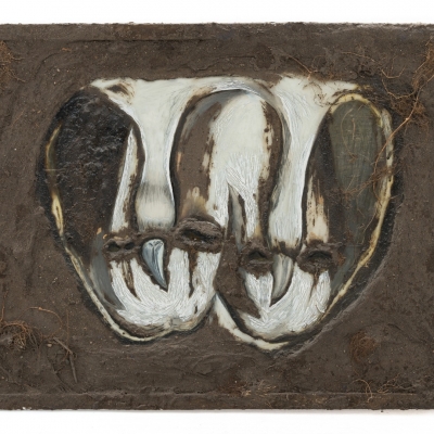 Leszek Knaflewski, bez tytułu (rysunek odkopany), 1989, technika własna, dzięki uprzejmości Aleksandry Knaflewskiej i galerii Piktogram: Obraz z fragmentami ziemi, przedstawia białe kształty przypominające dwie nakładające się na siebie czaszki zwierząt. 