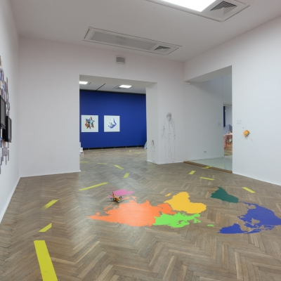 Widok na wystawę "Rajzefiber", fot. A. Zagrodzka: przestszeń wystawy pod innym kątem, widac obiekty wystawy wiszące na białej ścianie
