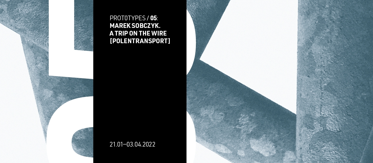 Na czarnym pasku tytuł wystawy, poniżej daty. W tle napis 05 i szare fragmenty drutów na białym tle