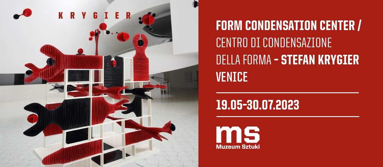 Biały napis "Form Condensation Center / Centro di condensazione della forma - Stefan Krygier" na czerwonym tle. Obok zdjęcie pracy artysty