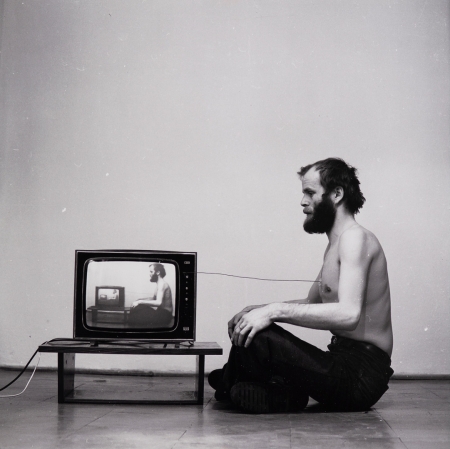 Paweł Kwiek, „Video i oddech. Kanał informacji”, 1978/2016, fotografia czarno-biała, z kolekcji Muzeum Sztuki w Łodzi