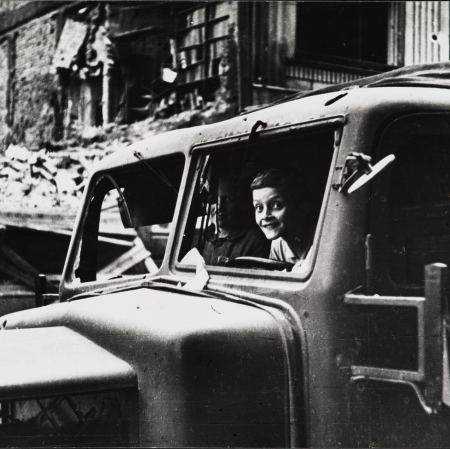 Eugeniusz Haneman, „W zdobytej ciężarówce”, 1944/1980, fotografia, z kolekcji Muzeum Sztuki w Łodzi
