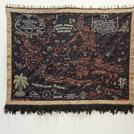 Cian Dayrit, „Poruszamy się wśrod duchów”, 2020, haft na tkaninie (współpraca: Henry Caceres), widok ekspozycji „We Move Amongst Ghosts”, kurator: Kayu Lucie Fontaine, 2020, dzięki uprzejmości artysty i NOME, Berlin