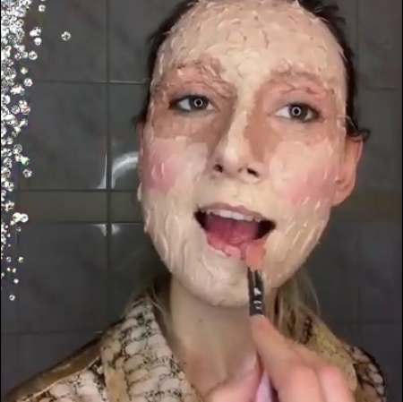 Brokat Films, kadr z filmu „Kompozycja unistyczna 8: poradnik makijażowy, czyli Face Decor” powstałego podczas rezydencji „Zapisz jako wersję roboczą”, 2020