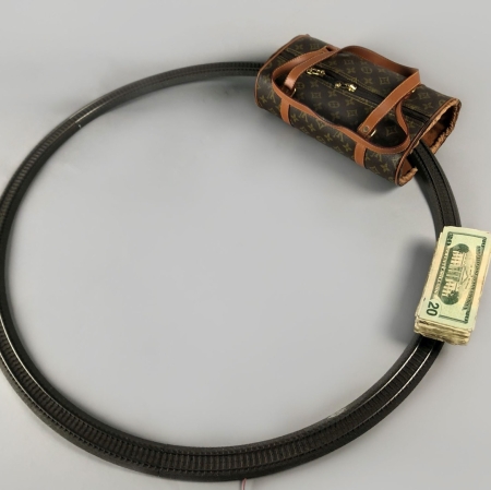 Javier Téllez ( b. 1969 ), "Pickpocket’s Trainer", 2007, electric train set, banknotes, LVMH bag, 20 × 100 × 100 cm, collection of Antoine de Galbert, Paris, photo: Arthur Toqué