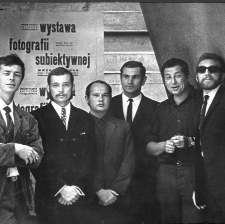 Andrzej Różycki, Członkowie grupy Zero-61 przed otwarciem Wystawy Fotografii Subiektywnej w BWA w Krakowie, wrzesień 1968, od lewej: Wojciech Bruszewski, Andrzej Różycki, Antoni Mikołajczyk, Józef Robakowski, Czesław Kuchta, Jerzy Wardak, odbitka żelatynowo-srebrowa, kolekcja Józefa Robakowskiego/Galeria Wymiany