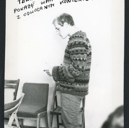 Dzieło, czarno białe zdjecie osoby stojącej w pokoju i napisy. Jacek Kryszkowski, Podjąłem się rekonstrukcji najwybitniejszego dzieła Andrzeja Partuma, 1980, (t. 307), Muzeum Sztuki, Łódź