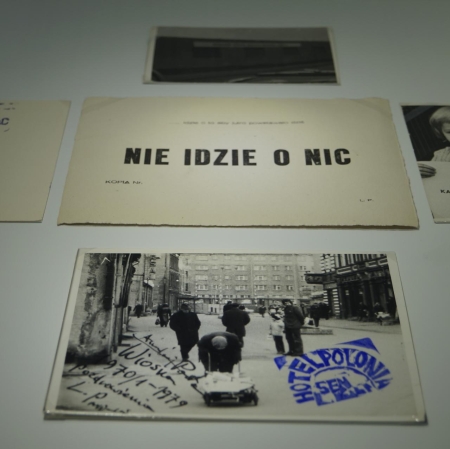 dokumenty i fotografie znajdujące się na wystawie