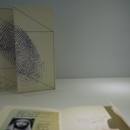 Fragment wystawy. Składana kartka z dużym elementem przypominającym odcisk palca.