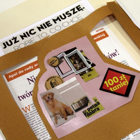 Kolaż wykonany z wycinków z gazet i zdjęć psów na beżowej kopercie lub teczce, z widocznym tekstem w języku polskim, w tym hasłami takimi jak "JUŻ NIC NIE MUSZĘ", "ROBIĘ TO, CO CHCĘ" oraz naklejką "100 zł taniej".