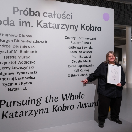 Zdjęcie osoby w przestrzeni wystawy