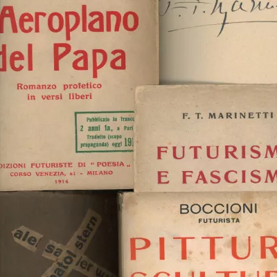 Okładki różnych książek futurystów, nachodzące na siebie. Widoczne są tytuły w języku włoskim takie jak Aeroplano del Papa, Futurism e Fascism
