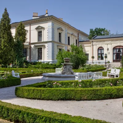 Widok ogrodu Muzeum Pałac Herbsta.