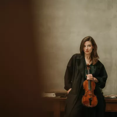Kolorowe zdjęcie kobiety z skrzypką