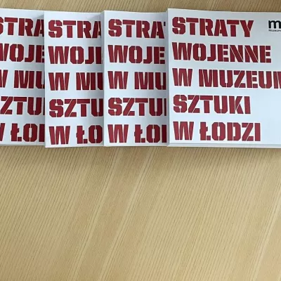 Zdjęcie białych folderów z napisem "Straty wojenne w Muzeum Sztuki w Łodzi"