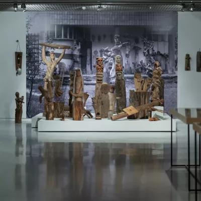 Zdjęcie przedstawia grupę rzeźb stojących w przestrzeni wystawy