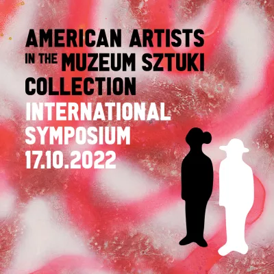 grafika przedstawia w tłe kolorowe linie w białym, czerwonym, i różowym kolorach. Oraz czarno biały napis "American Artists in the Muzeum Sztuki Collection International Symposium 17.10.2022" . I na dole dwa graficzne elementy przedstawiające sylwetki dwoch osob stojących obok siebie ludzi, 