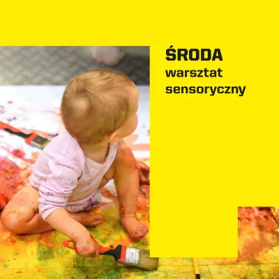 Grafika z czarnym napisem „ŚRODA warsztaty sensoryczne” na żółtym tle. Po lewej stronie widać małe dziecko ubrane w body, które siedzi na podłodze pobrudzonej farbami i trzyma w dłoni pędzel malarski.