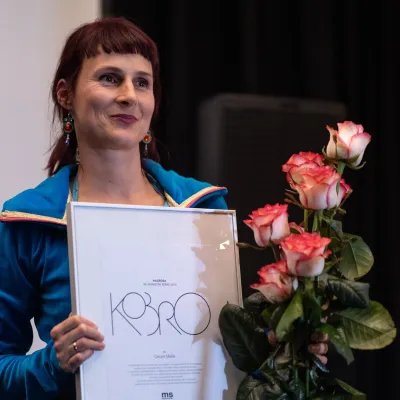 Cecylia Malik podczas odbierania Nagrody im. Katarzyny Kobro, fot. HaWa, archiwum Muzeum Sztuki w Łodzi