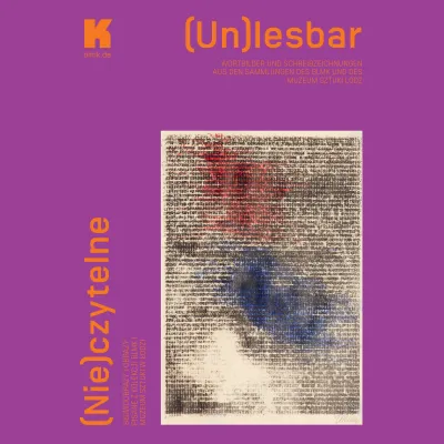 Grafika "Einladung_Unlesbar-1.jpg" to fioletowy plakat polsko-niemieckiej wystawy „(Nie)czytelne / (Un)lesbar”, dotyczącej zbiorów BLMK i Muzeum Sztuki w Łodzi. Jego centralną część zajmuje ilustracja z gęstym, nieczytelnym maszynopisem, na który nałożono abstrakcyjne plamy czerwonej i niebieskiej farby.
