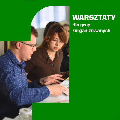 Zielona grafika zawiera po prawej stronie biały napis „WARSZTATY dla grup zorganizowanych”. Po lewej stronie w widocznym fragmencie zdjęcia przedstawieni są młodzi ludzie – kobieta w okularach i mężczyzna – skupieni na wspólnej pracy przy stole.