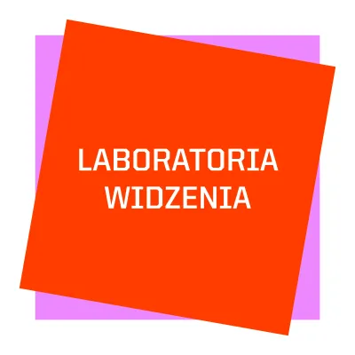 na środku różowy kwadrat, na nim przekrzywiony czerwony kwadrat, na którym na środku znalazła się napis LABORATORIA WIDZENIA