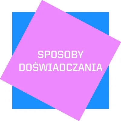 na środku niebieski kwadrat, na nim przekrzywiony różowy kwadrat, na którym na środku znalazła się napis SPOSOBY DOŚWIADCZANIA
