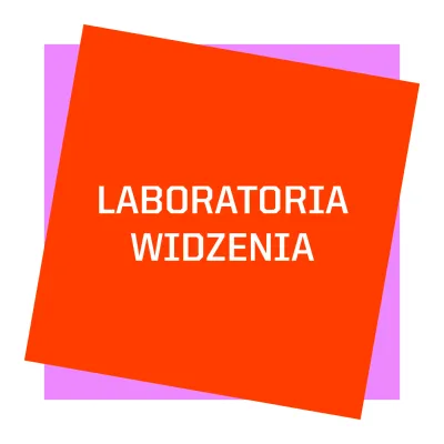 na środku różowy kwadrat, na nim przekrzywiony czerwony kwadrat, na którym na środku znalazła się napis LABORATORIA WIDZENIA