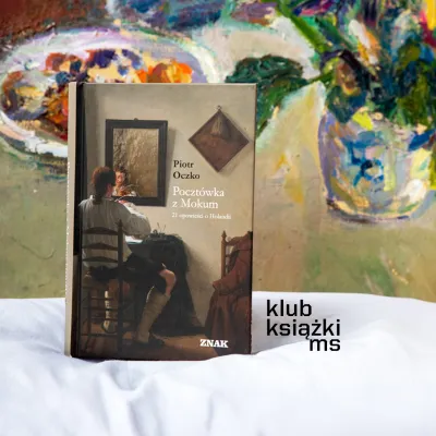 Książka „Pocztówka z Mokum. 21 opowieści o Holandii” na tle kolorowego obrazu. Na dole napis „klub książki ms”.