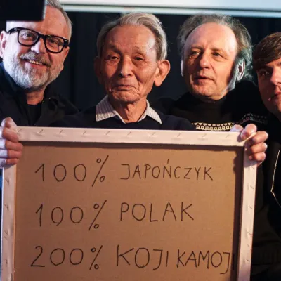 Koji Kamoji podczas uroczystości wręczenia Nagrody oraz jury, od lewej Wojciech Leder, Koji Kamoji, Piotr Lutyński, fot. HaWa, archiwum Muzeum Sztuki w Łodzi
