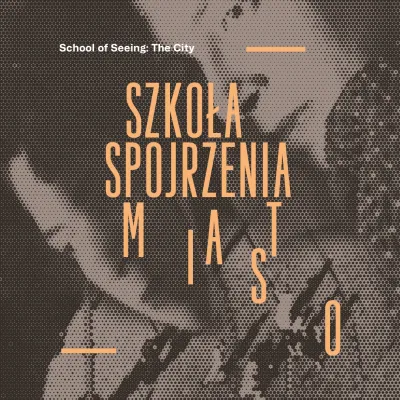 Grafika utrzymana w brązowej tonacji przedstawia stylizowaną, rastrową kompozycję z centralnie umieszczonym, pomarańczowym napisem „SZKOŁA SPOJRZENIA MIASTO”. W tle widoczne są przenikające się, uproszczone kształty przypominające postacie uzupełnione napisem w języku angielskim „School of Seeing: The City” oraz dwiema poziomymi liniami.