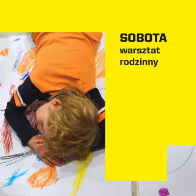Grafika z czarnym napisem „SOBOTA warsztat rodzinny” na żółtym tle. Po lewej stronie widać dziecko w pomarańczowo-granatowej bluzce, leżące na wielkoformatowym rysunku wykonanym kredkami.