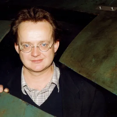 Krzysztof M. Bednarski podczas montażu instalacji „Moby Dick” w Muzeum Sztuki, 1992