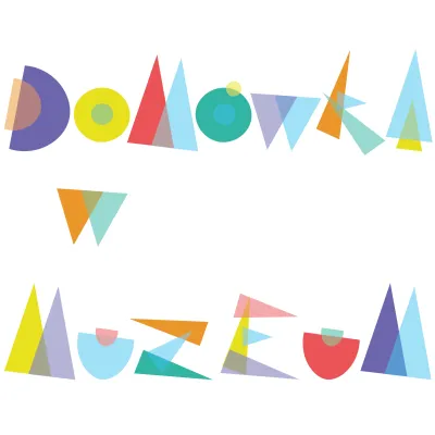 Grafika przedstawia kolorowy, geometryczny napis „Domówka w Muzeum”, w którym litery są zbudowane z przenikających się, półprzezroczystych kształtów, takich jak trójkąty i koła
