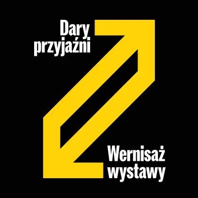 Czarny kwadrat zawiera duży, żółty znak z dwóch połączonych strzałek skierowanych w przeciwne strony, które tworzą dynamiczny, ukośny kształt. Obok grafiki umieszczono białe napisy: w lewym górnym rogu „Dary przyjaźni”, a w prawym dolnym „Wernisaż wystawy”.