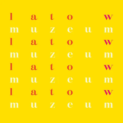 Grafika o nazwie przedstawia jaskrawożółte tło, na którym naprzemiennie, w ośmiu poziomych rzędach, powtarzają się szeroko rozstrzelone słowa „lato w” (zapisane pomarańczowo-różowymi literami) oraz „muzeum” (zapisane białymi literami).