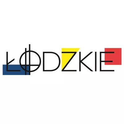 Czarne litery na białym tle, miejscowo znjadują się czworokąty w kolorze niebieskim, żółtym i czerwonym