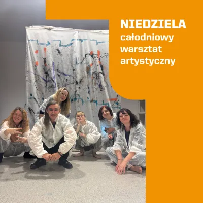 Grafika z białym napisem „NIEDZIELA catodniowy warsztat artystyczny” na pomarańczowym tle. Po lewej stronie widać grupę osób w białych ochronnych fartuchach, siedzących przed dużym, pomalowanym płótnem. Uczestnicy warsztatu pozują do zdjęcia, uśmiechają się i spoglądają w stronę aparatu.