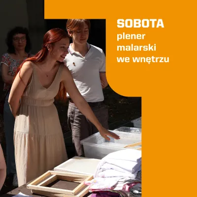 Grafika z białym napisem „SOBOTA plener malarski we wnętrzu” na pomarańczowym tle. Po lewej stronie widać młodą kobietę w jasnej sukience sięgającą do pojemników i ramek na stole, obok której stoi młody mężczyzna.