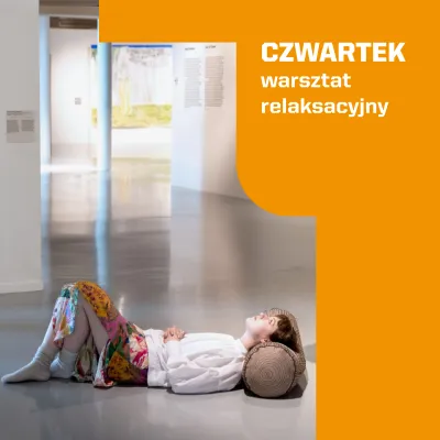 Kobieta leży na podłodze w galerii sztuki z głową opartą na poduszce, a obok znajduje się pomarańczowe pole z białym napisem: „CZWARTEK warsztat relaksacyjny”.
