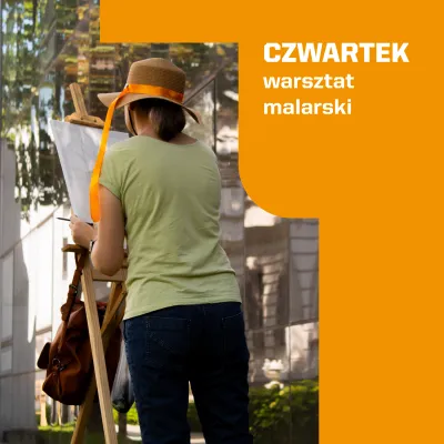 Osoba w słomkowym kapeluszu i zielonej koszulce malująca na sztaludze w plenerze. W prawym górnym rogu pomarańczowe tło z białym napisem: „CZWARTEK warsztat malarski”.