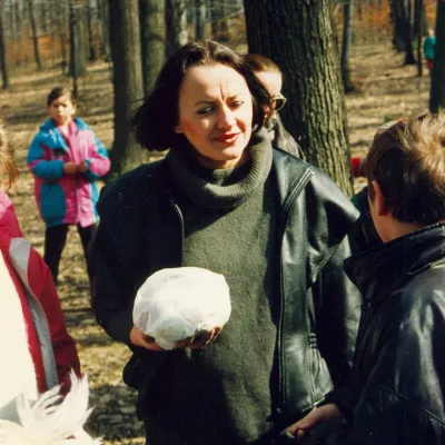 Teresa Murak podczas zajęć plastycznych dla dzieci w Lesie Łagiewnickim, 1993
