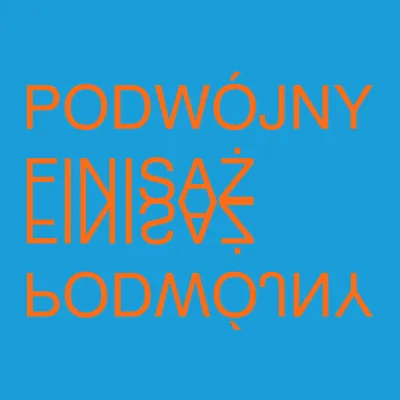 Grafika przedstawia pomarańczowy napis „PODWÓJNY FINISAŻ” na jednolitym, jasnoniebieskim tle. Wyrazy ułożone są w dwóch rzędach, przy czym dolna część grafiki jest lustrzanym odbiciem górnej, co tworzy symetryczną, nowoczesną kompozycję.
