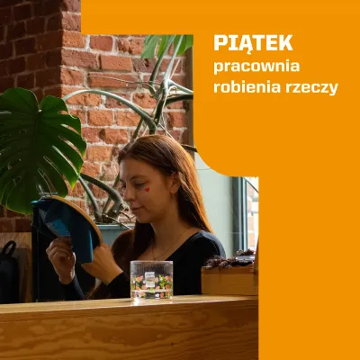 Grafika z białym napisem „PIĄTEK pracownia robienia rzeczy” na pomarańczowym tle. Po lewej stronie widać młodą kobietę wyszywającą na tamborku, siedzącą przy drewnianym stole na tle ceglanej ściany i rośliny.