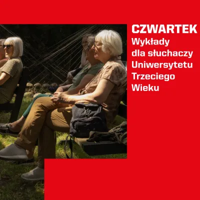 Grupa seniorów siedząca na ławkach w plenerze podczas wykładu. Po prawej stronie widnieje czerwone tło z białym napisem: „CZWARTEK Wykłady dla słuchaczy Uniwersytetu Trzeciego Wieku”.