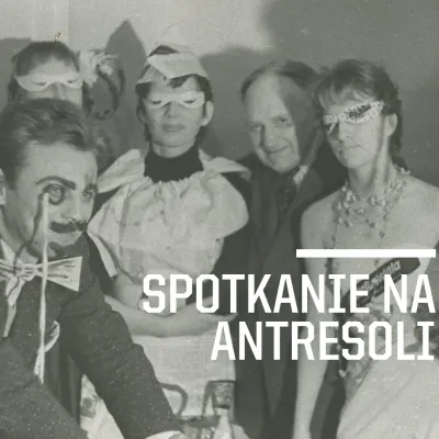 Stare, czarno-białe zdjęcie z imprezy lub spotkania, na którym ludzie są przebrani lub mają maski. Na pierwszym planie, z lewej strony, jest mężczyzna z przyklejonymi wąsami i narysowaną brwią, który trzyma przy oku coś, co wygląda jak monokl na patyku. W tle widać uśmiechniętego mężczyznę bez maski. Na zdjęciu widnieje duży, biały napis: "SPOTKANIE NA ANTRESOLI".