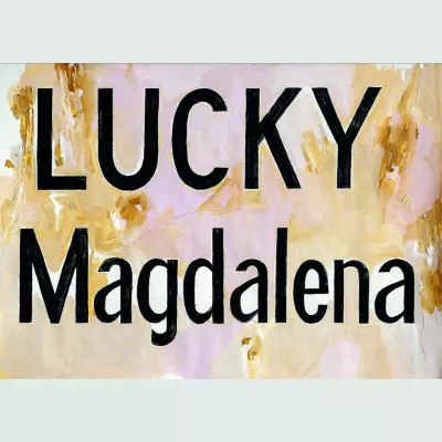 Napis LUCKY Magdalena na tle plam w kolorach beżowych -  dzieło Jadwigi Sawickiej